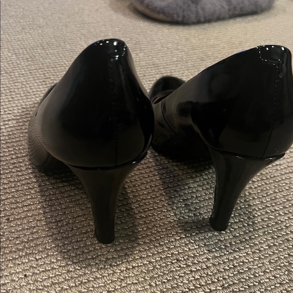 Sofft Women's Black Almond Toe Patent Leather Heels - Picture 4 of 6